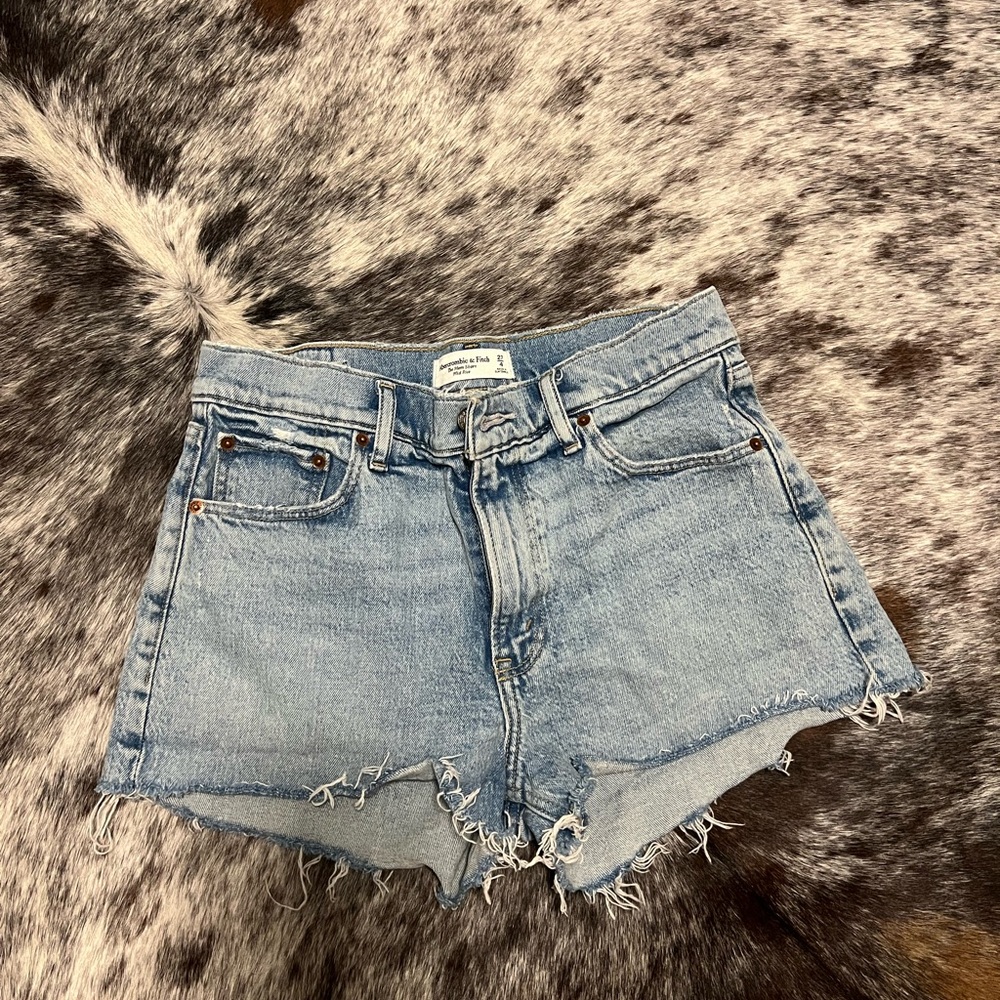Abercrombie Mid-Rise Mom Short (27/4)